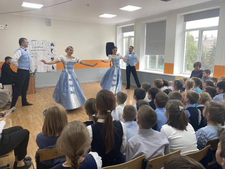 Выступление артистов Белгородской государственной филармонии.